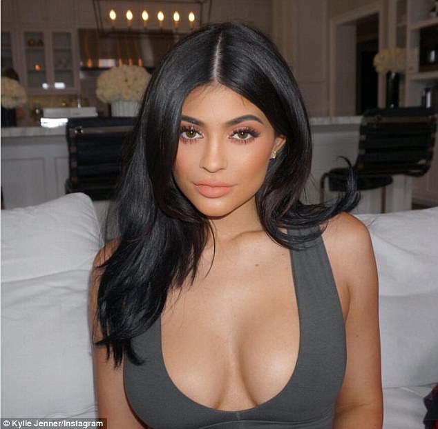 Thừa nhận bơm môi, nhưng Kylie Jenner khẳng định vòng 3 to bất thường là hàng thật - Ảnh 3.