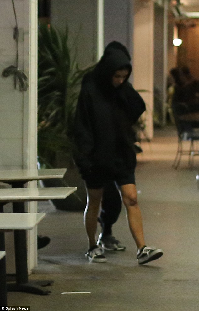 Nổi tiếng ăn mặc hở hang, nhưng Kim Kardashian giờ lại trùm kín mít ra đường sau vụ cướp kinh hoàng - Ảnh 2.