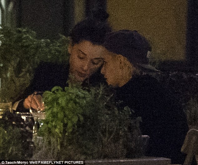 Kristen Stewart công khai hôn môi, nắm tay bạn gái cũ của Cara Delevingne - Ảnh 3.