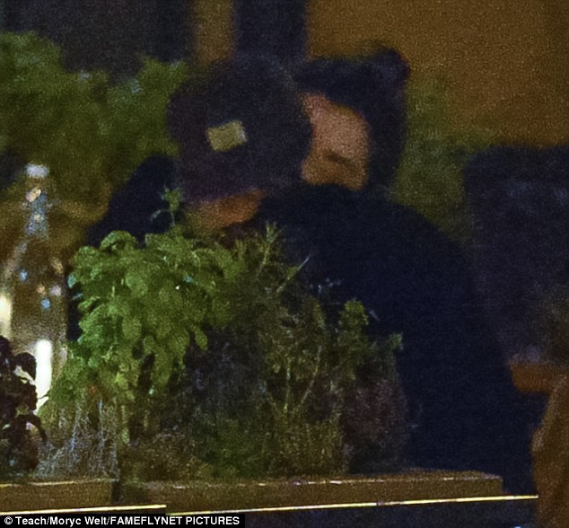 Kristen Stewart công khai hôn môi, nắm tay bạn gái cũ của Cara Delevingne - Ảnh 1.