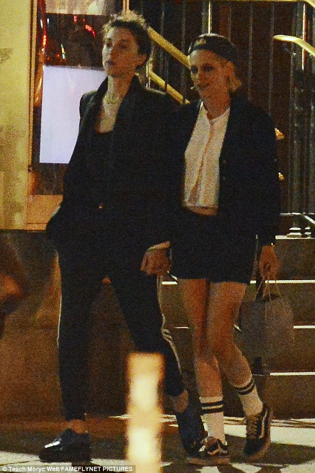 Kristen Stewart công khai hôn môi, nắm tay bạn gái cũ của Cara Delevingne - Ảnh 4.