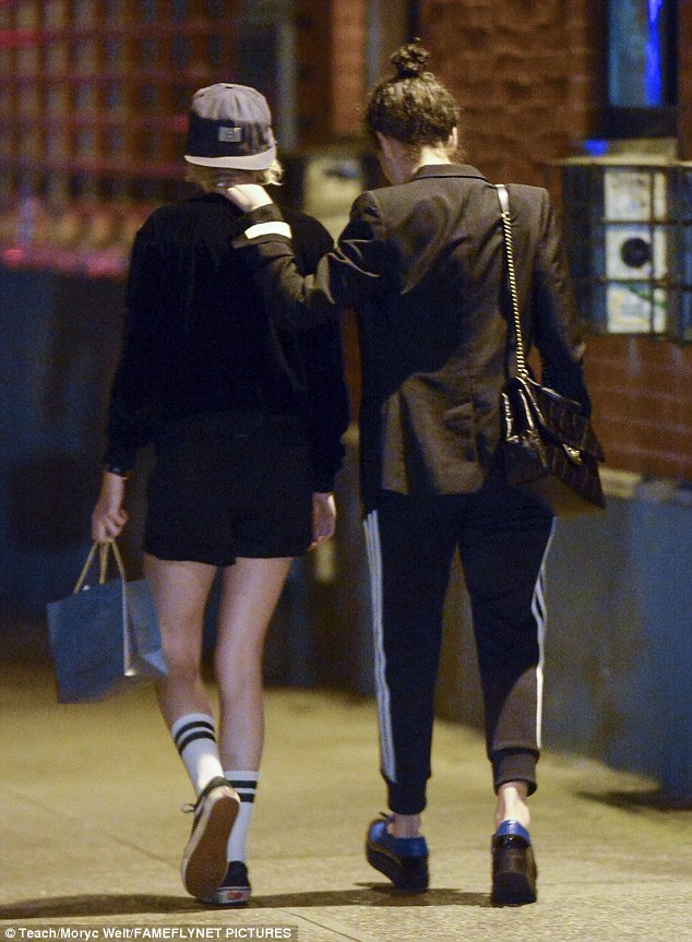 Kristen Stewart công khai hôn môi, nắm tay bạn gái cũ của Cara Delevingne - Ảnh 5.