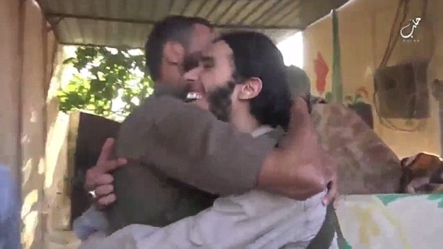 Video: Phiến quân IS ăn mừng khi được chọn đi đánh bom tự sát - Ảnh 3.