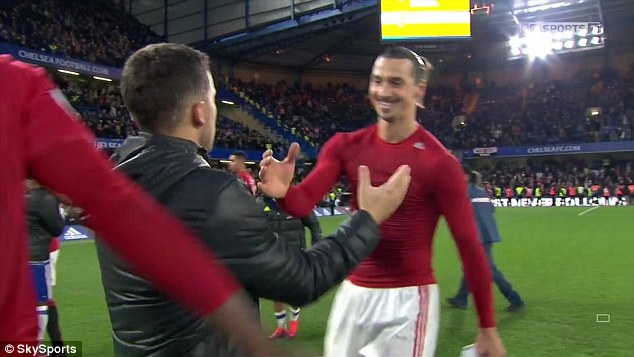 Cảnh Ibra, Martial tay bắt mặt mừng với cầu thủ Chelsea sau trận thua nhục nhã khiến Giggs điên tiết - Ảnh 3.