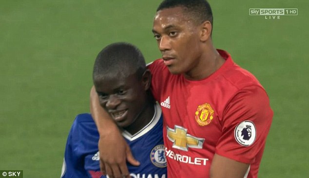 Cảnh Ibra, Martial tay bắt mặt mừng với cầu thủ Chelsea sau trận thua nhục nhã khiến Giggs điên tiết - Ảnh 2.