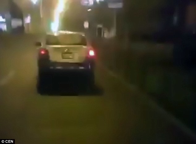 H&agrave;ng trăm người x&uacute;m v&agrave;o tr&ecirc;u chọc anh ch&agrave;ng &ocirc;m gấu b&ocirc;ng đi tỏ t&igrave;nh nhưng bị leo c&acirc;y - Ảnh 4.