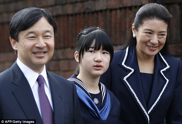 Công chúa Nhật Bản Aiko không tới trường cả tháng vì áp lực thi cử - Ảnh 3.