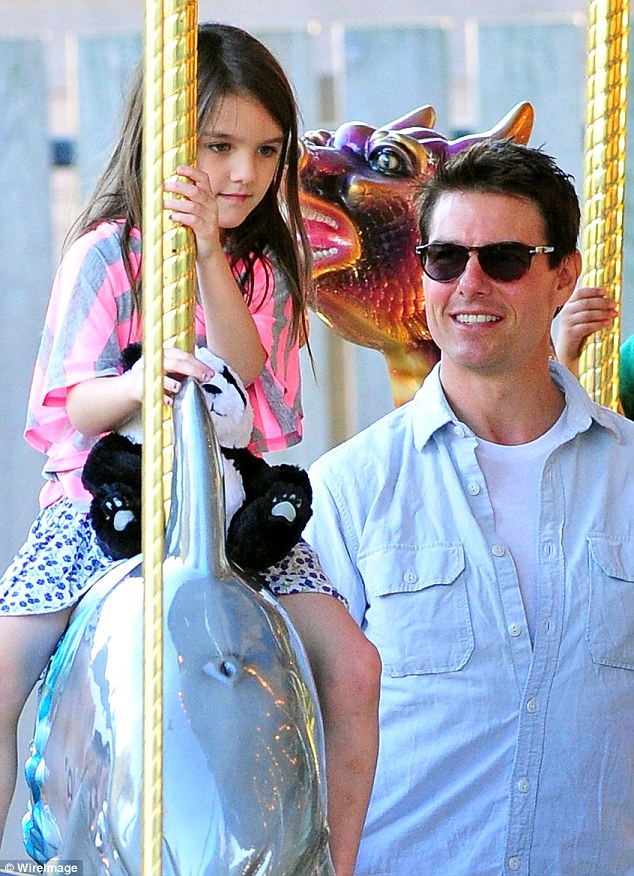 Tom Cruise, Suri, tình yêu xa cách: Tình yêu không biết đường mà vào lòng người, đó chính là điều mà Tom Cruise và cô con gái Suri đã thể hiện. Hãy xem những hình ảnh ngọt ngào của bộ ba này để tin rằng tình yêu thật sự có thể vượt qua mọi rào cản.