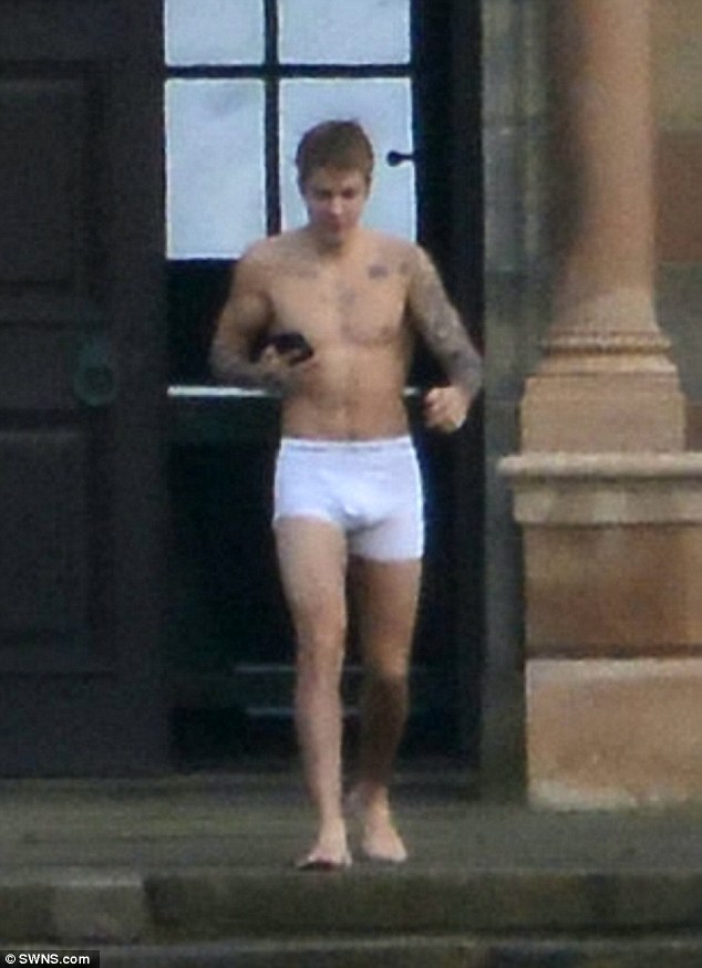 Trời lạnh 8 độ C, Justin Bieber chỉ mặc nội y tung tăng bên ngoài dinh thự - Ảnh 1.
