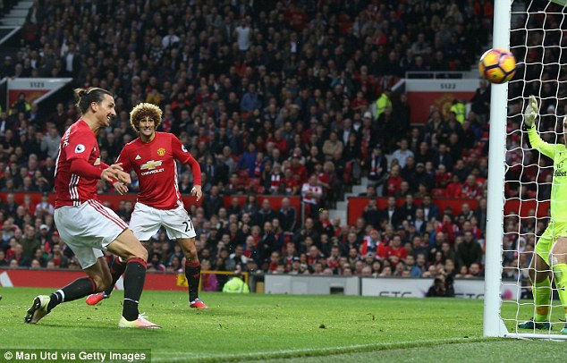 Cựu tiền đạo huyền thoại hiến kế cho Man Utd giải quyết cục nợ Ibrahimovic - Ảnh 2.