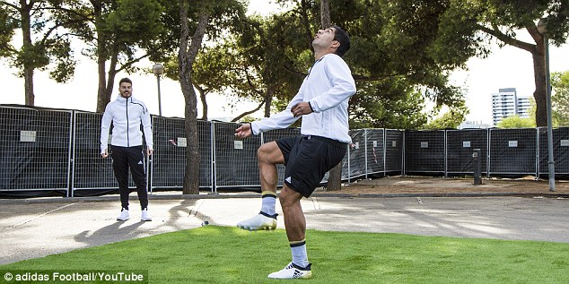 Suarez đỡ bóng ảo diệu khiến Messi bật cười thích thú - Ảnh 2.