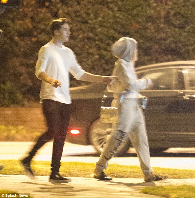 Brooklyn Beckham bị bắt gặp hẹn h&ograve; bạn g&aacute;i cũ của Justin Bieber - Ảnh 2.