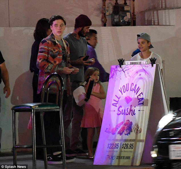 Brooklyn Beckham bị bắt gặp hẹn h&ograve; bạn g&aacute;i cũ của Justin Bieber - Ảnh 5.