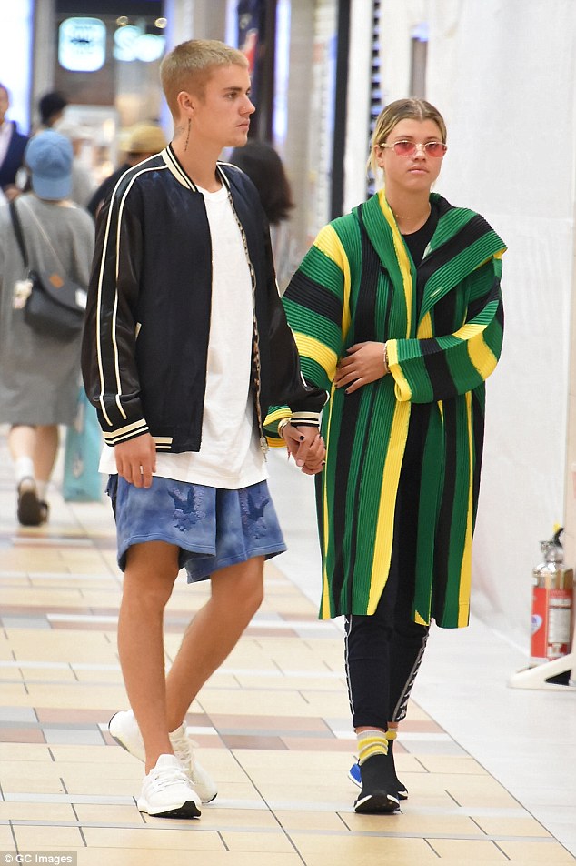 Brooklyn Beckham bị bắt gặp hẹn h&ograve; bạn g&aacute;i cũ của Justin Bieber - Ảnh 4.