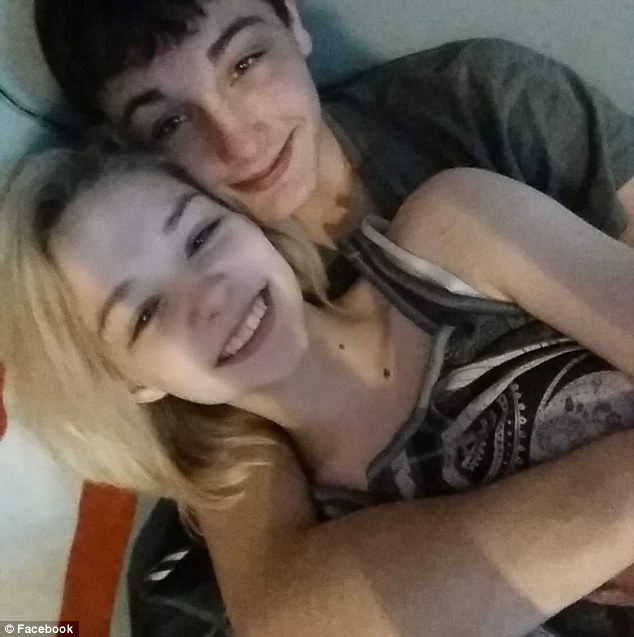 Mỹ: 2 học sinh trung học tự tử sau khi đăng tải ảnh tự sướng hạnh phúc trên Facebook - Ảnh 2.