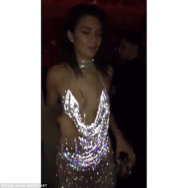 Kendall Jenner vừa sexy vừa sang chảnh, đọ sắc với dàn mỹ nhân trong tiệc sinh nhật - Ảnh 27.