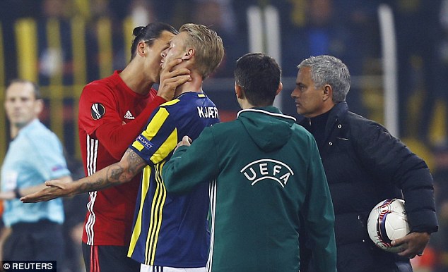 Ibrahimovic thoát thẻ đỏ sau tình huống bóp cổ đối thủ ngay trước mặt Mourinho - Ảnh 5.