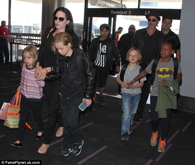 Angelina Jolie nhất quyết không muốn chia quyền nuôi con với Brad Pitt - Ảnh 2.