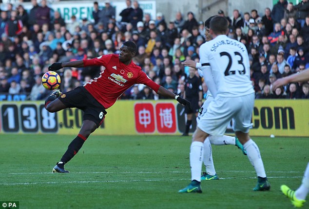 Siêu phẩm của Paul Pogba đẹp nhất vòng 11 Ngoại hạng Anh - Ảnh 2.