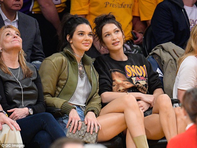 Cô gái nào cũng sẽ phải ghen tị với đôi chân quá nuột nà của Kendall Jenner và Bella Hadid - Ảnh 4.