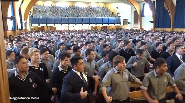 Video: Hàng trăm nam sinh nhảy cực sung, rung cả sàn để chia tay thầy giáo về hưu - Ảnh 2.