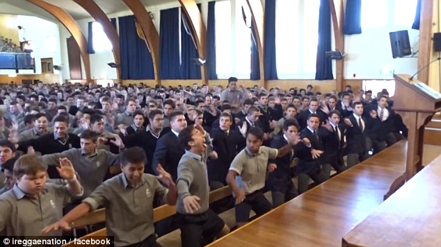 Video: Hàng trăm nam sinh nhảy cực sung, rung cả sàn để chia tay thầy giáo về hưu - Ảnh 3.