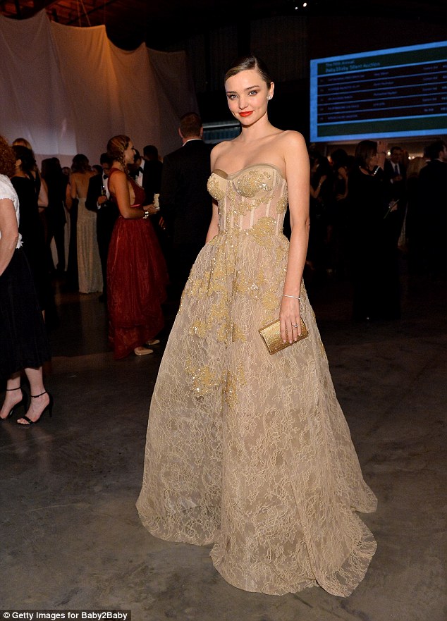 Miranda Kerr diện váy cúp ngực gợi cảm, khoe sắc cùng dàn mỹ nhân đẹp nhất Hollywood - Ảnh 3.