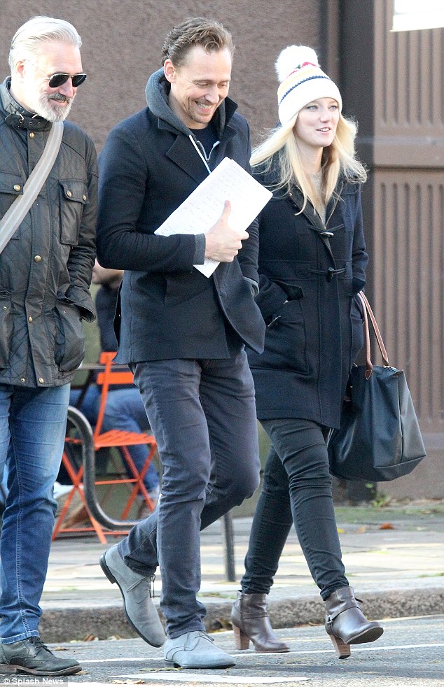 Tom Hiddleston xuất hiện rạng rỡ bên cô gái mới trông giống Taylor Swift - Ảnh 4.