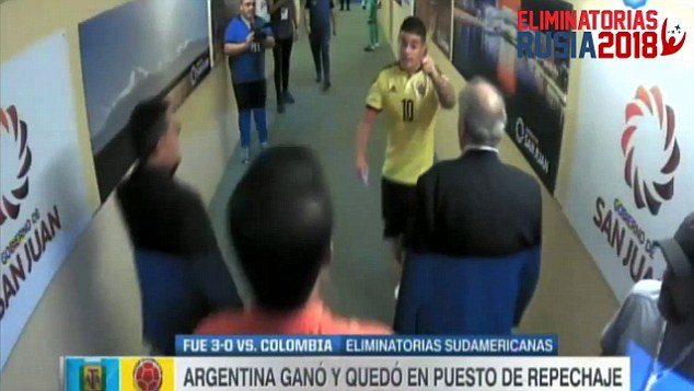 Lộ clip James Rodriguez giận dữ chỉ mặt trọng tài sau trận thua Argentina - Ảnh 2.