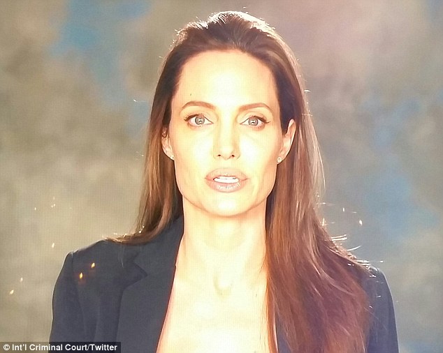 Angelina Jolie ghen tuông ngăn Brad Pitt làm việc với người đẹp Harley Quinn? - Ảnh 2.