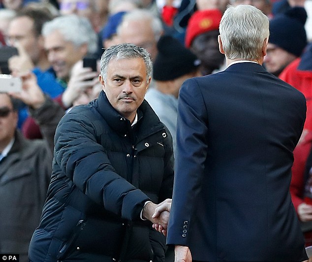 Mourinho và Wenger bắt tay mà chẳng thèm nhìn nhau lấy nửa con mắt - Ảnh 2.