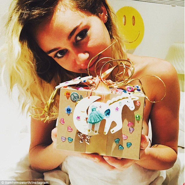 Dịp sinh nhật, Miley chỉ cần những món quà đáng yêu của Liam là đã hạnh phúc ngập tràn - Ảnh 2.