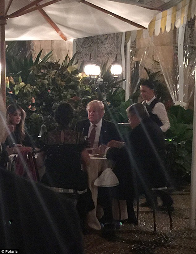 Ông Donald Trump ăn tối ngoài trời cùng vợ và cậu út Barron dịp lễ Tạ ơn - Ảnh 2.