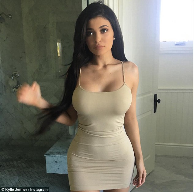 Vòng 1 quá nóng bỏng, Kylie Jenner không cần mặc hở hang vẫn hút mọi ánh nhìn - Ảnh 5.