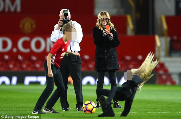 Người đàn bà đẹp chân trần dạo chơi trên sân Old Trafford - Ảnh 7.