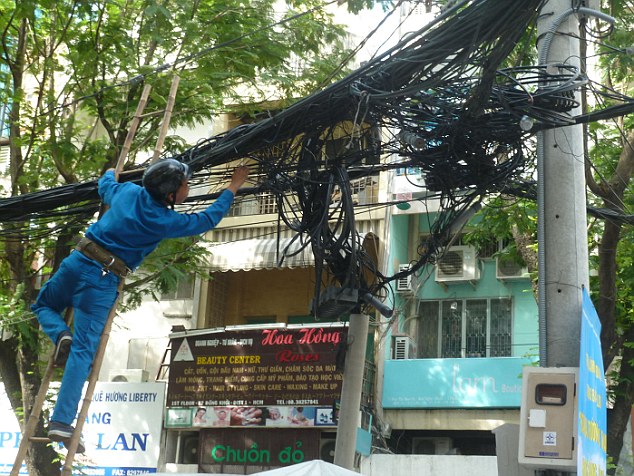 Hà Nội xếp thứ 3 trong BXH 12 nước có hệ thống dây điện gây sốc nhất thế giới - Ảnh 9.