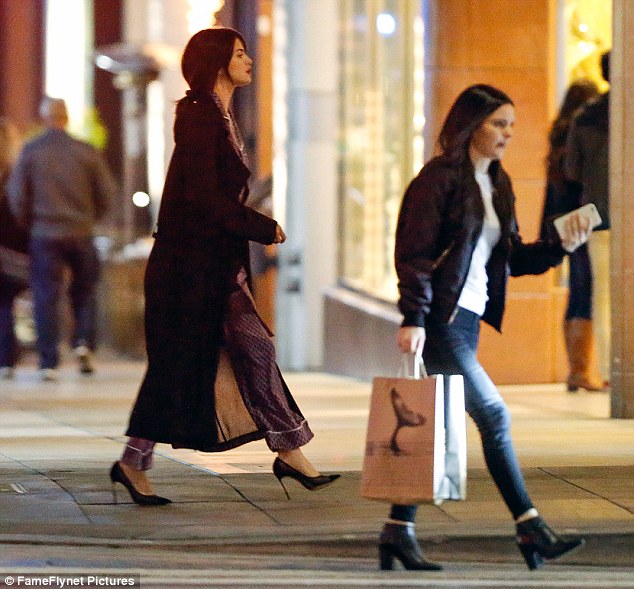 Selena Gomez chứng minh: Đ&atilde; đẹp th&igrave; mặc đồ ngủ ra đường cũng đẹp! - Ảnh 4.