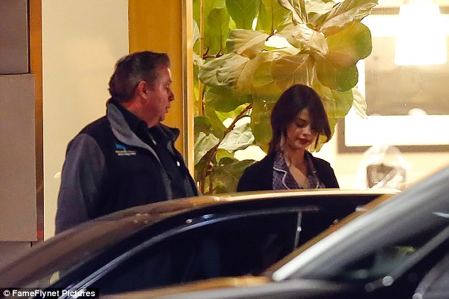 Selena Gomez chứng minh: Đ&atilde; đẹp th&igrave; mặc đồ ngủ ra đường cũng đẹp! - Ảnh 5.