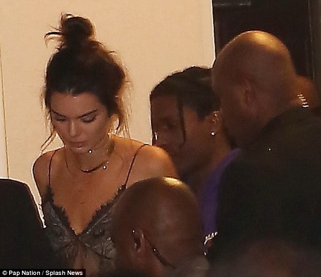 Kendall Jenner lại bị đồn hẹn h&ograve; rapper khi đi club c&ugrave;ng nhau tới s&aacute;ng - Ảnh 2.