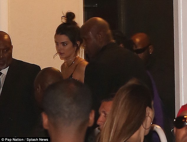 Kendall Jenner lại bị đồn hẹn h&ograve; rapper khi đi club c&ugrave;ng nhau tới s&aacute;ng - Ảnh 1.