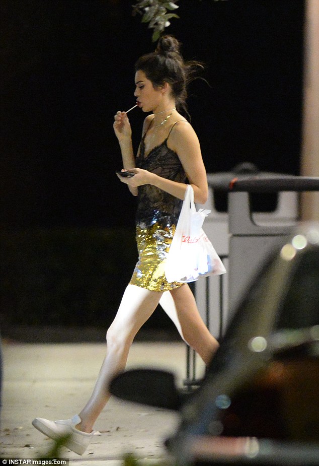 Kendall Jenner lại bị đồn hẹn h&ograve; rapper khi đi club c&ugrave;ng nhau tới s&aacute;ng - Ảnh 4.