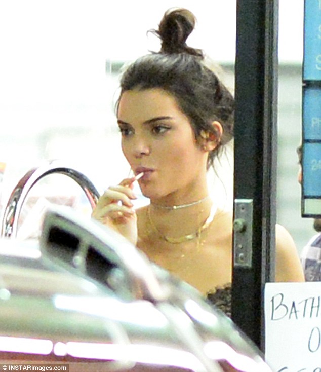 Kendall Jenner lại bị đồn hẹn h&ograve; rapper khi đi club c&ugrave;ng nhau tới s&aacute;ng - Ảnh 3.