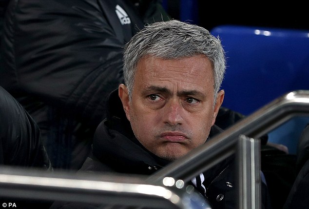 Mourinho mỉa mai Chelsea, khen Man Utd tấn công đẹp mắt - Ảnh 1.