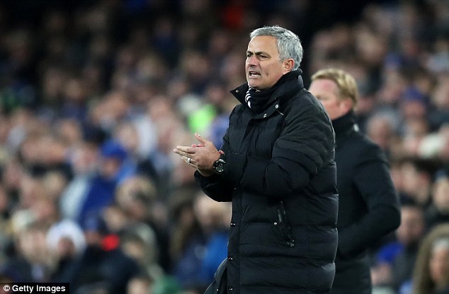 Mourinho mỉa mai Chelsea, khen Man Utd tấn công đẹp mắt - Ảnh 2.