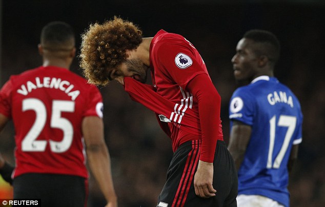 Gây chú ý bằng cách này, Fellaini nhận mưa gạch đá cũng chẳng oan - Ảnh 1.