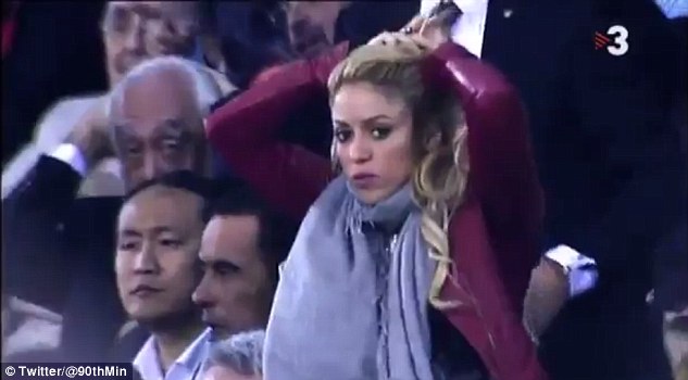 Báo Anh bị bóc phốt đưa nhầm ảnh 50 sắc thái Shakira cổ vũ El Clasico - Ảnh 1.