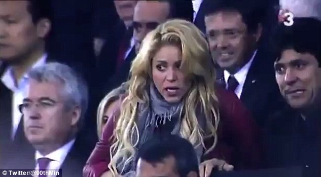 Báo Anh bị bóc phốt đưa nhầm ảnh 50 sắc thái Shakira cổ vũ El Clasico - Ảnh 3.