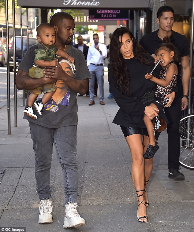 Kanye đang khó khăn, Kim Kardashian lại muốn ly hôn và giành quyền nuôi 2 con? - Ảnh 2.