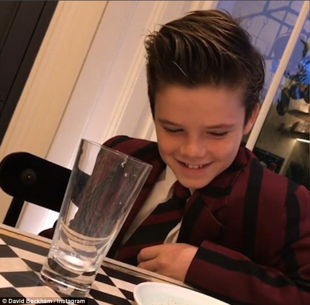 Cruz Beckham cười cực dễ thương và đẹp trai khi sắp thành ca sĩ nổi tiếng - Ảnh 2.