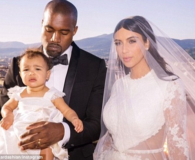 Kanye đang khó khăn, Kim Kardashian lại muốn ly hôn và giành quyền nuôi 2 con? - Ảnh 3.